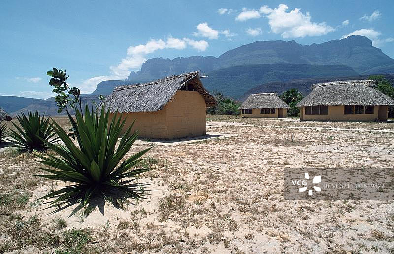 委内瑞拉玻利瓦尔省卡奈玛国家公园，桌山前的乌鲁延居民点图片素材