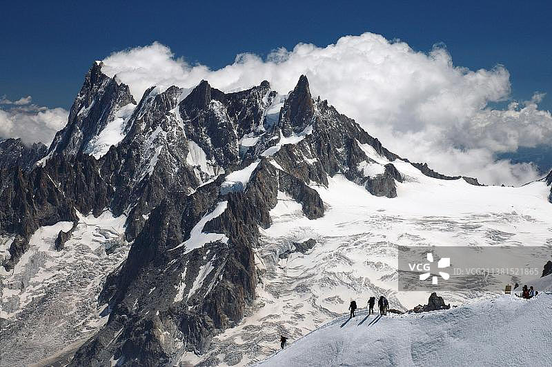 勃朗峰山脉与登山者，从南针峰观景，法国上萨瓦省图片素材