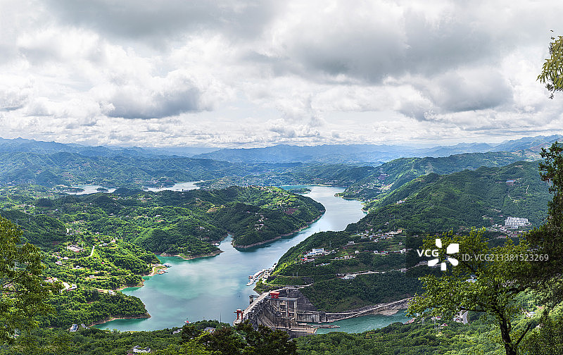 雨过天晴的瀛湖，阳光透过云层洒在瀛湖岸边的山上，构成了青山绿水的美丽画卷。图片素材