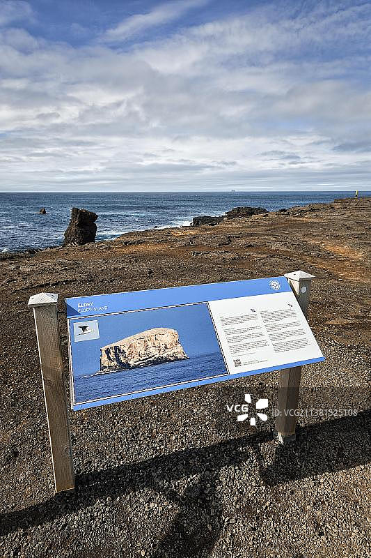 埃尔德岩岛海岸信息公告牌，冰岛雷克雅内斯半岛图片素材