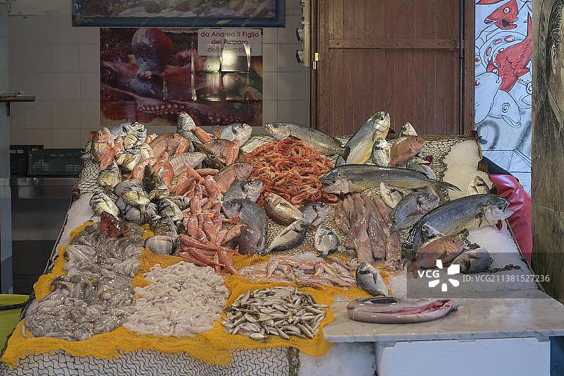 每周市场Mercato Vucciria的鱼贩，意大利西西里岛巴勒莫图片素材