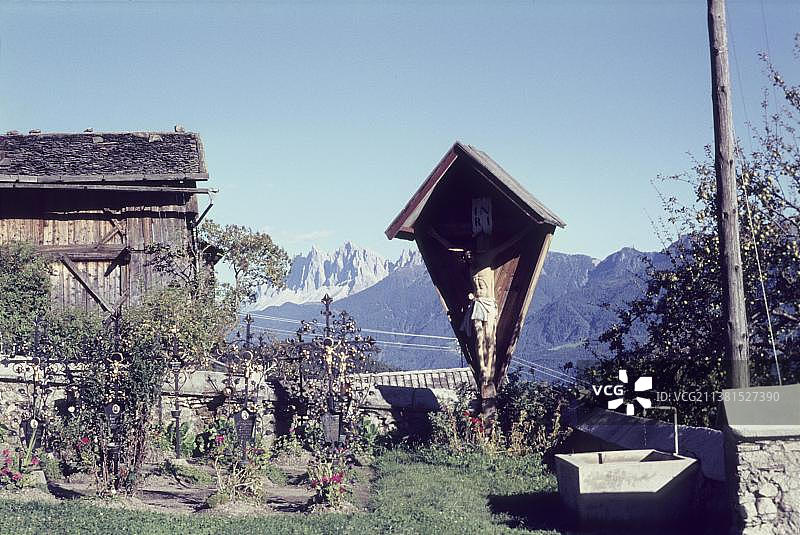 拉茨方斯公墓,位于意大利博尔扎诺自治省,南蒂罗尔,十字架,基督十字架,坟墓,多洛米蒂山脉,欧洲图片素材