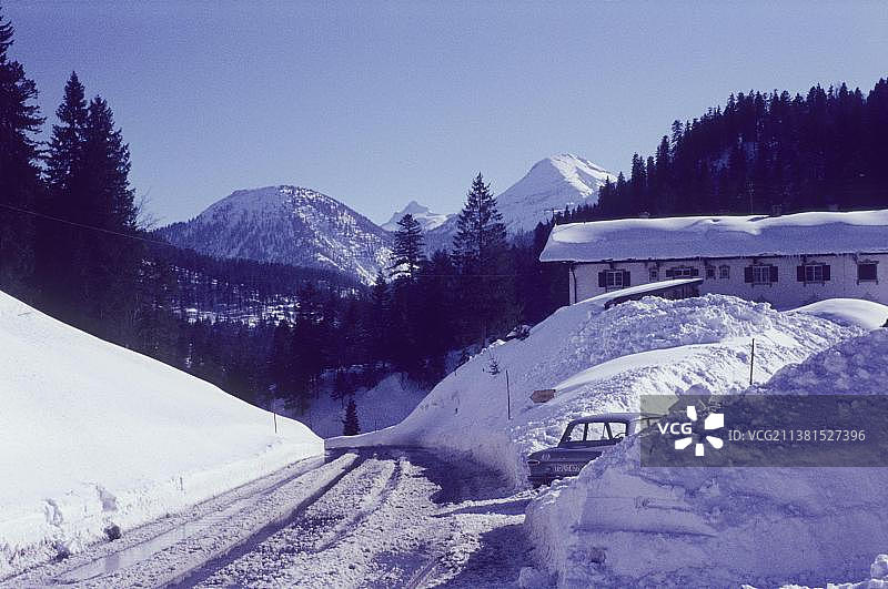 奥地利蒂罗尔州斯图本的阿亨山口雪景：福特Taunus汽车图片素材