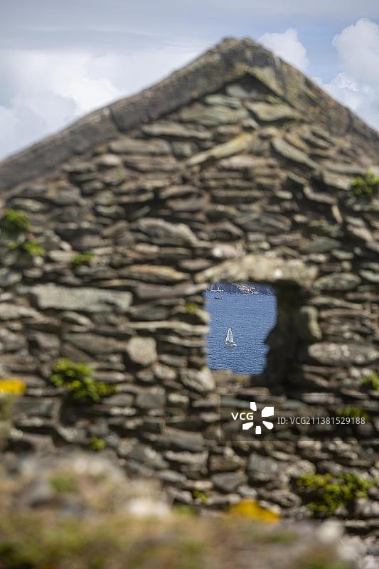 爱尔兰凯里郡布拉斯基特群岛上废弃的房屋和窗户，可欣赏布拉斯基特海峡图片素材