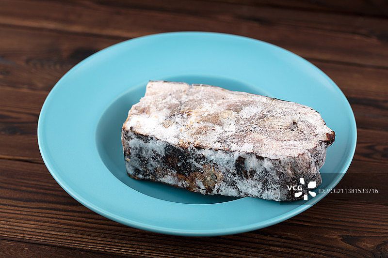 冰冻的猪肉在盘子里图片素材