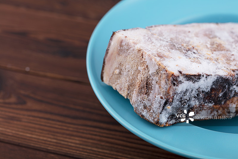 冰冻的猪肉在盘子里图片素材