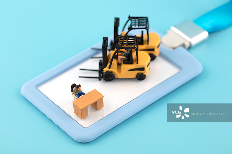 微缩创意叉车司机岗位招聘图片素材