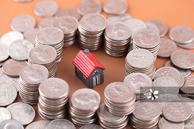 小房子模型和大量美元硬币图片素材