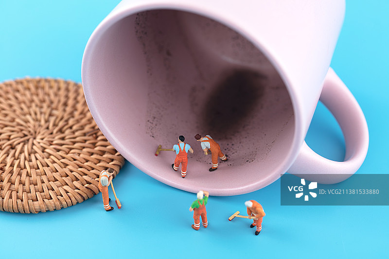 微缩创意清洁工清理咖啡杯的残渣图片素材