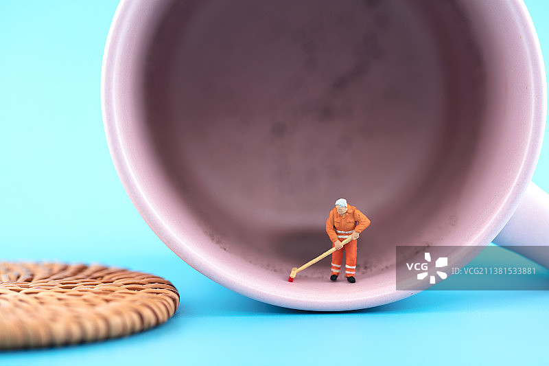 微缩创意清洁工清理咖啡杯的残渣图片素材