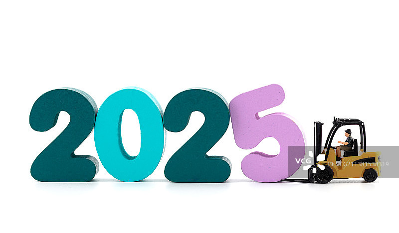 微缩创意叉车搬运数字5跨年2025图片素材