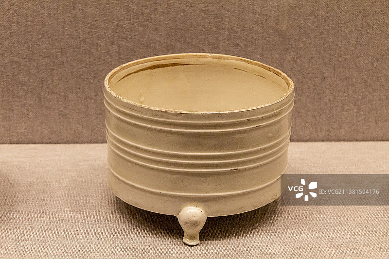 北京故宫陶瓷馆（武英殿）：定窑白釉弦纹三足樽式炉（北宋）图片素材