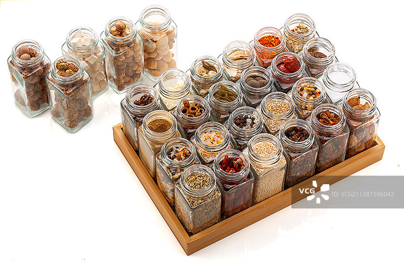 装在玻璃瓶里的香料调味料组合图片素材