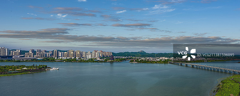 观音湖畔遂州城图片素材