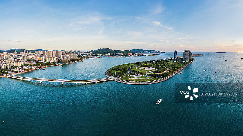 海南岛三亚市天涯区三亚湾地标建筑凤凰岛航拍全景图片素材
