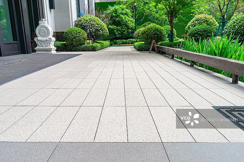 中国城市健康生活拍摄主题，居住区的人行步道和绿色的花坛植物，户外白昼无人图像摄影图片素材