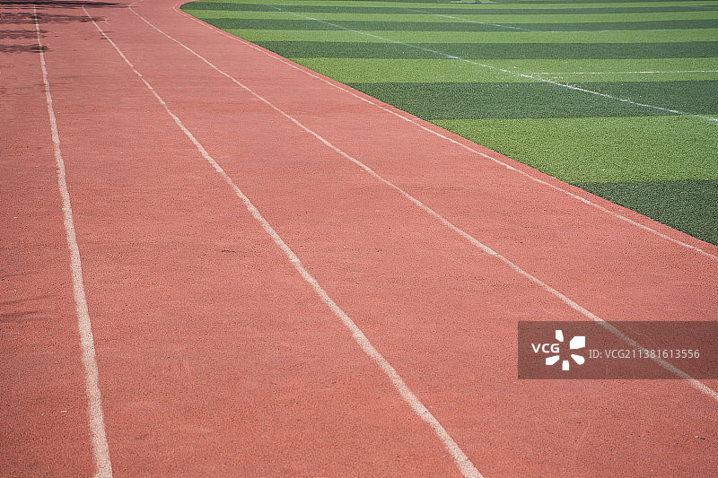 夏天学校操场的橡胶跑道图片素材