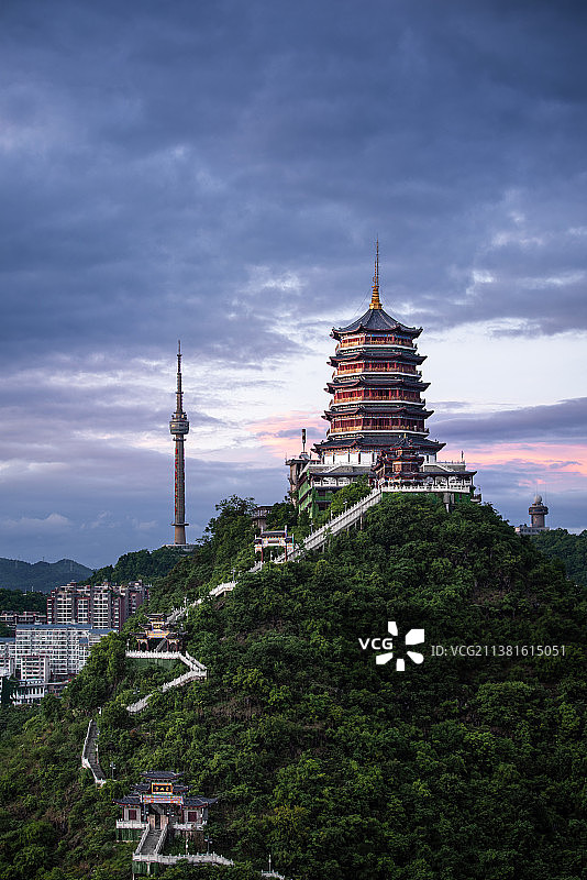 夕阳下的古寺 灿烂的夕阳，雄伟的古寺与远处的电视塔形成了一幅古今对比的绝美画卷图片素材