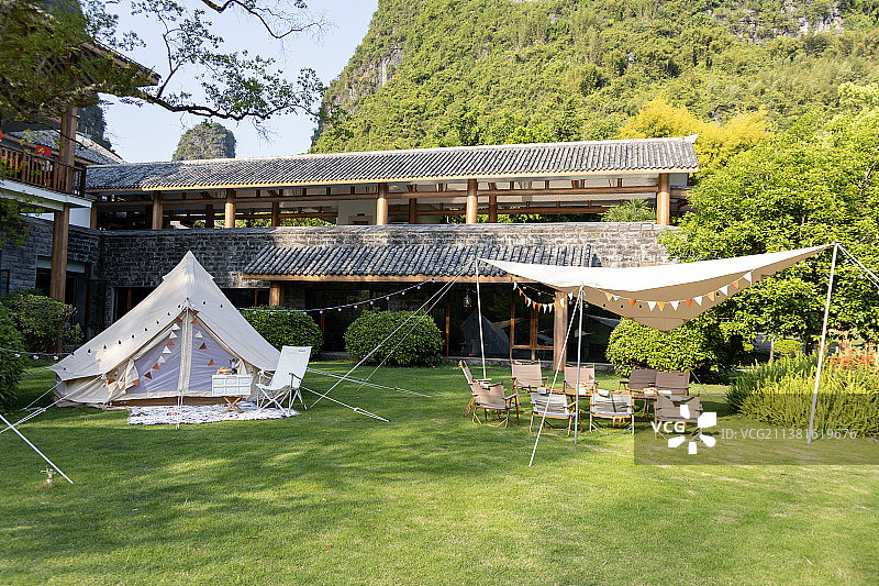 户外草坪上的休闲帐篷图片素材