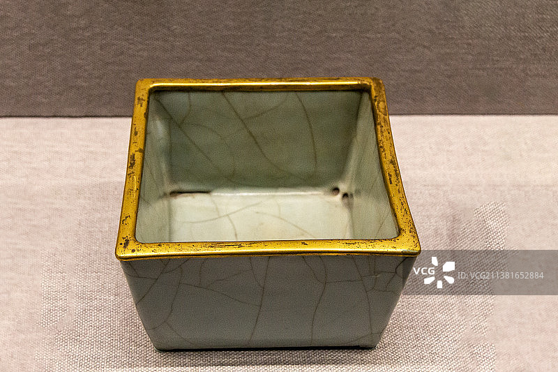 北京故宫陶瓷馆（武英殿）：官窑粉青釉长方花盆（南宋）图片素材