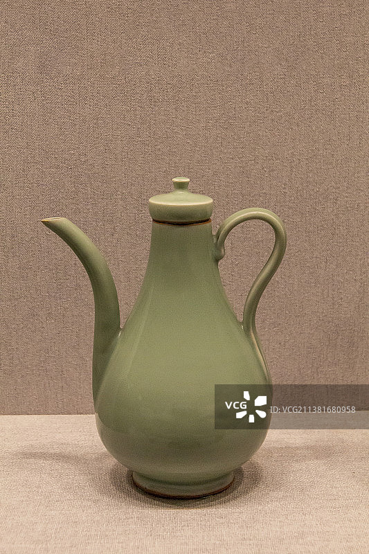 北京故宫陶瓷馆（武英殿）：龙泉窑青釉带盖执壶（元）图片素材