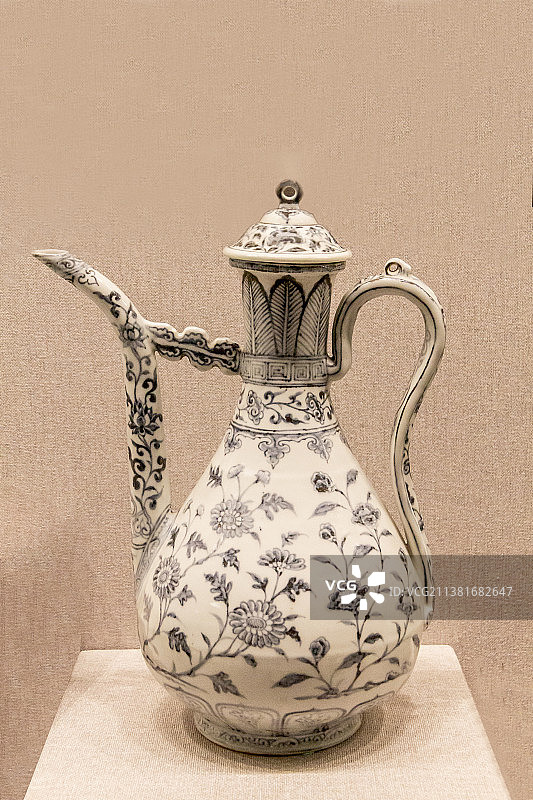 北京故宫陶瓷馆（武英殿）：青花花卉纹带盖执壶【明洪武（1368—1398年）】图片素材