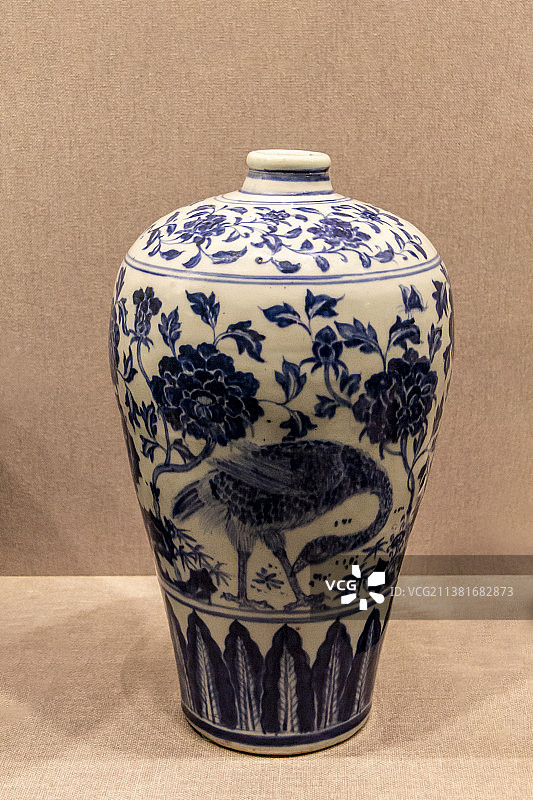 北京故宫陶瓷馆（武英殿）：青花孔雀牡丹图梅瓶【明正统（1436—1449年）】图片素材
