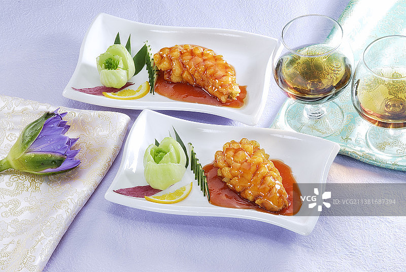 西汁松子桂花鱼       中西结合的烹调方法，酸甜适中，风味独特，成为一道适合中外人士食用的佳肴图片素材