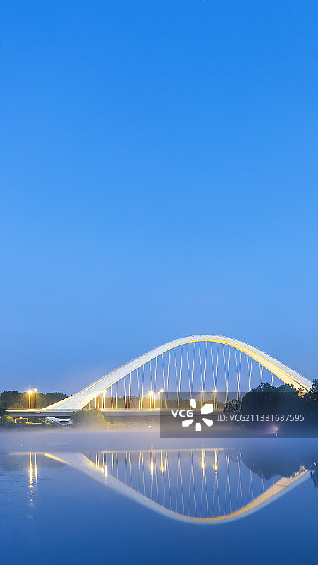 雾色中的蓝色温榆河图片素材