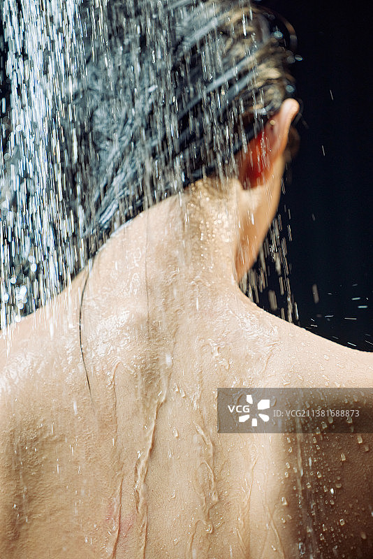 沐浴的青年女人背部特写图片素材