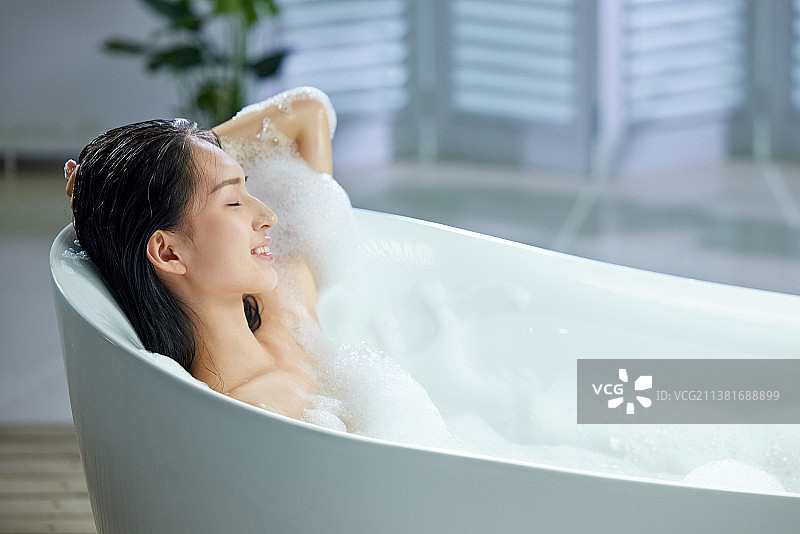 漂亮的年轻女人洗泡泡浴图片素材