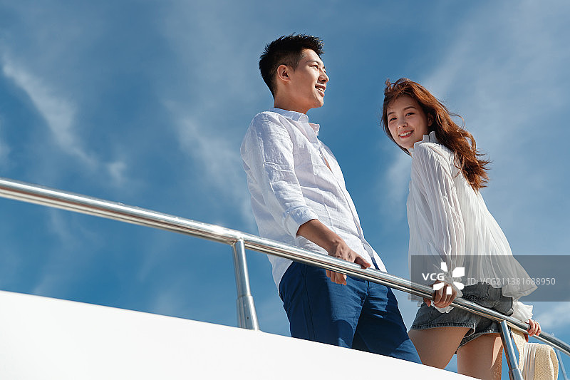 浪漫的青年夫妇乘坐游艇出海图片素材