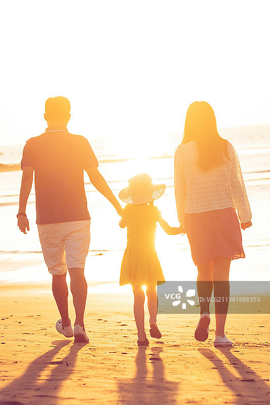 一家三口在海边度假图片素材