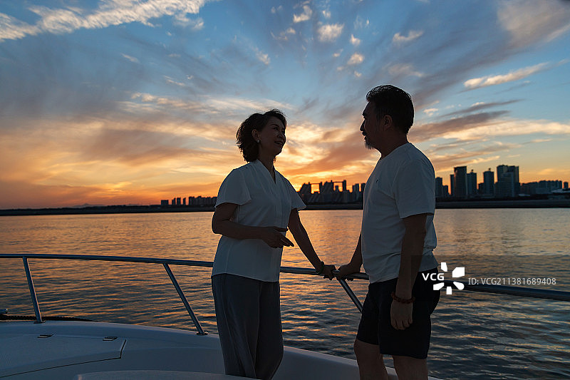 老年夫妇乘坐游艇出海图片素材