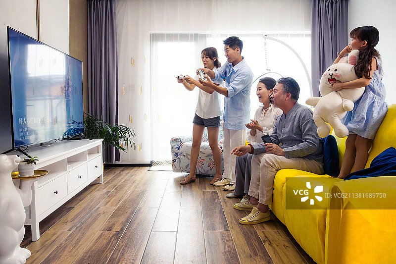 快乐家庭在家玩游戏图片素材