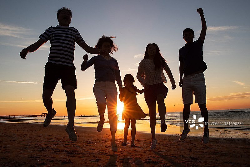 在海边度假的快乐家庭图片素材