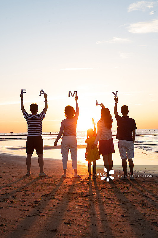 在海边度假的快乐家庭图片素材