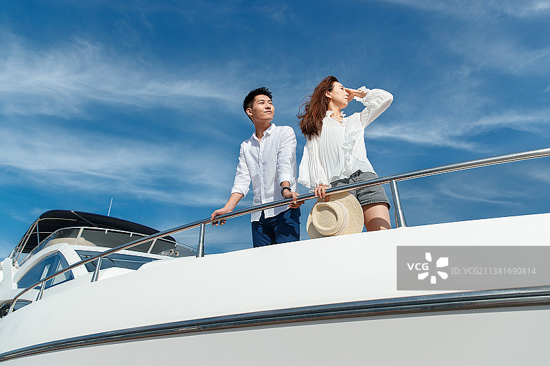 浪漫的青年夫妇乘坐游艇出海图片素材