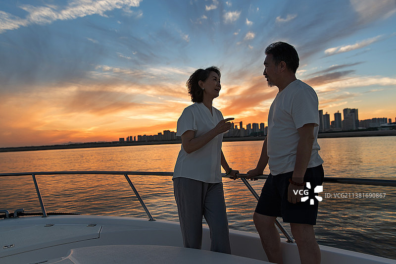 老年夫妇乘坐游艇图片素材