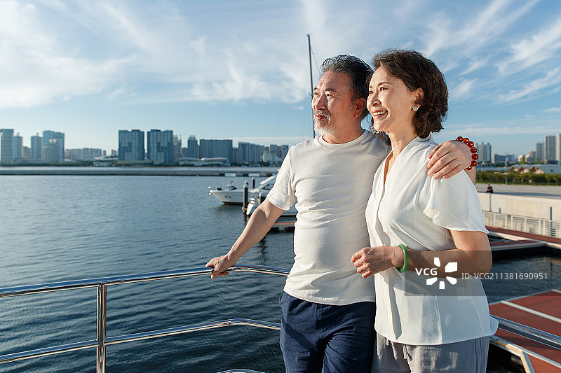 老年夫妇乘坐游艇出海图片素材