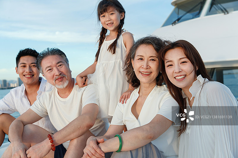 欢乐家庭乘坐游艇出海图片素材