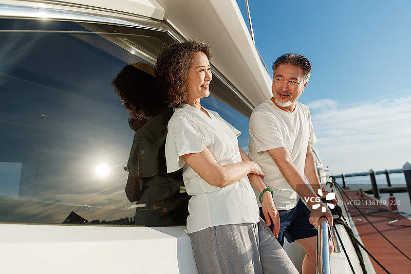 老年夫妇乘坐游艇出海图片素材