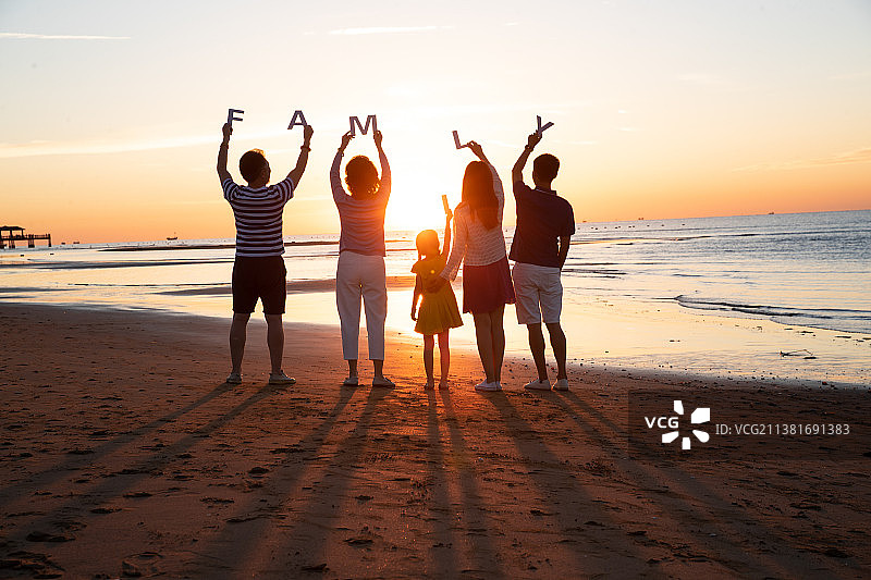 在海边度假的快乐家庭图片素材