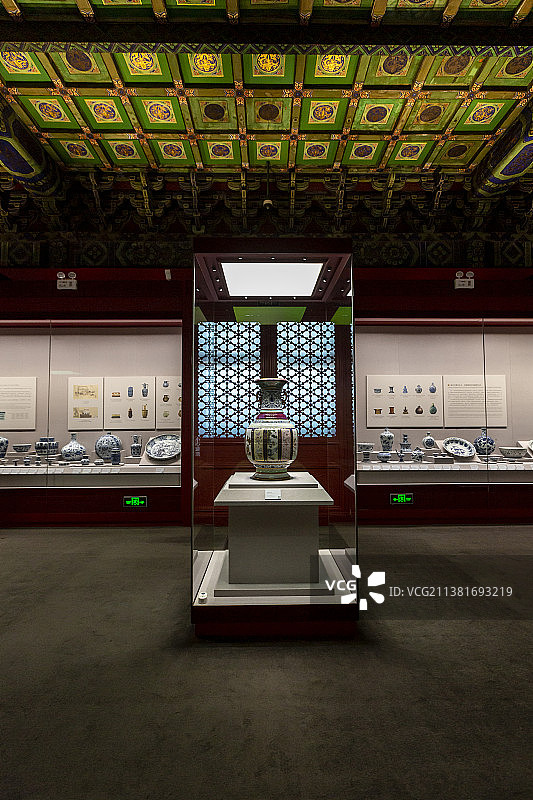 北京故宫陶瓷馆（武英殿）：展厅一角（慈母、瓷王位居正中）图片素材