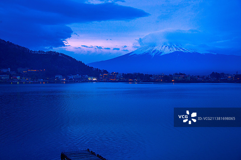 日本富士河口湖蓝调风光图片素材