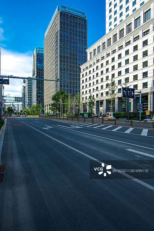 蓝天白云下的北京城市街道及高楼图片素材