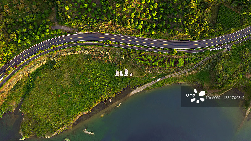 鸟瞰扎在水边的帐篷露营图片素材