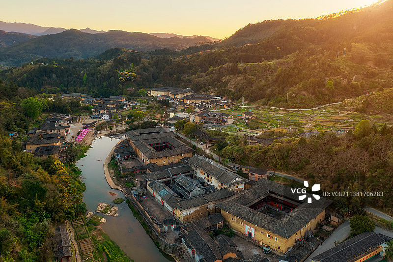 福建省龙岩市永定区客家土楼民俗文化村与府第式土楼代表“国宝土楼”——福裕楼（福建土楼永定景区）航拍图片素材