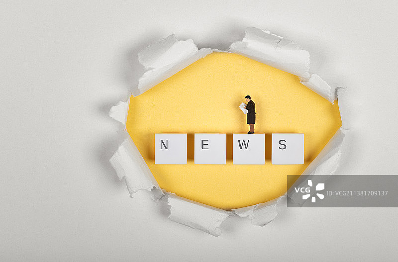 微缩创意关注新闻头条看报纸的人图片素材