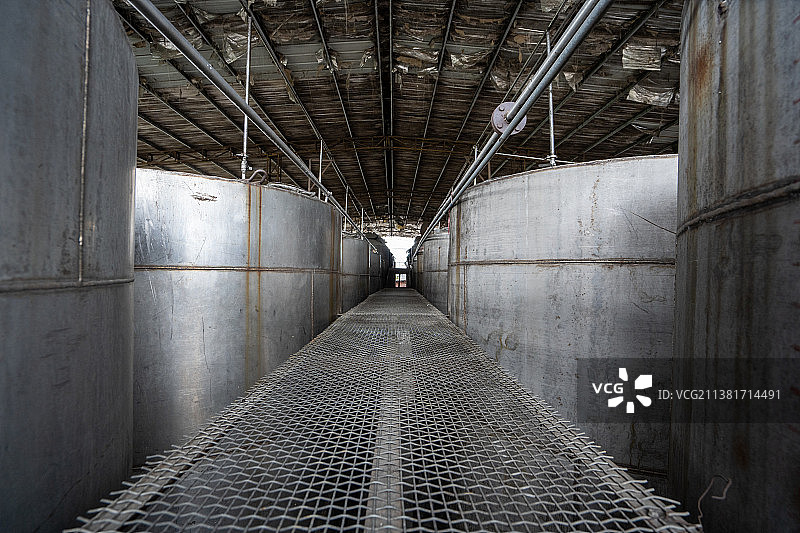 酒厂里一排排大发酵罐及中间的通道图片素材